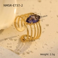 Vista detallada de anillo de acero dorado con circón púrpura y medidas del producto - Morado