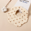 Detail van crème baby slab in bloemvorm met bruine hartjes print patronen - Beige Hart