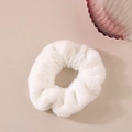 Dettaglio di un elastico per capelli in peluche bianco in eco-pelliccia a consistenza morbida - Bianco