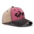 Dettaglio cappellino da baseball tricolore con ricamo THE TOFEEL e cuciture rosse vintage - Rosa Grigio Beige Contrasto (HDB293-C)