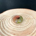 Perla in agata naturale verde e rosa su base di fetta di legno rustica decorativa - Unakite