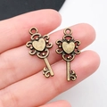 Due ciondoli a forma di chiave a cuore in bronzo antico per gioielli fai da te - Chiave a Cuore in Bronzo Antico 1.3g