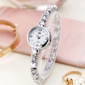 Montre JW élégante en argent pour femme avec bracelet à maillons cœur et strass brillants - Bracelet Argenté Strass Blanc