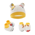 Dettaglio di cappello, muffole e scarpine per neonato con stampa coniglietto e ciliegia - Set da 3 Pezzi Coniglio Giallo