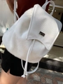 Sac à dos en peluche blanche élégant avec texture duveteuse et rabat texturé chic pour femmes. - Blanc
