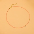 Detail van roze natuursteen kralenketting met gouden karabijnsluiting en kristallen hanger - Roze Oranje Kralenketting met Strass Hanger (GX03194B)