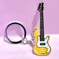 Vista detallada del llavero de guitarra eléctrica amarilla con anillo y cadena de metal plata - Amarillo