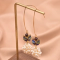 Elegante Goldohrringe mit blauen Emaille-Schmetterlingen und weißen Süßwasserperlen - Schmetterling Blumenkugel Haken