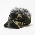Dettaglio del cappello camouflage con capelli sintetici grigi e morbido tessuto in pile - Regolabile / Camuffamento Verde Militare + Parrucca Grigia