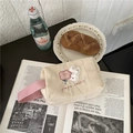 Détail de la broderie lapin floral sur trousse cosmétique en velours avec anse rose - Lapin aux Fleurs