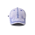 Detail van de lichtblauwe gewassen denim baseballpet met witte contraststiksels - 52-54cm / Lichtblauw
