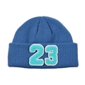 Detalle del gorro de punto azul marino con parche de chenilla número 23 verde menta y canalé - Sombrero Azul Claro - Letras Azules