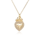 Collar MOM de corazón dorado con patrón de llamas y cristales sobre fondo blanco - Estilo MOM Corazón con Fuego y Corona