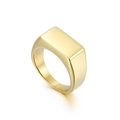 Anillo de sello rectangular dorado para hombre en acero inoxidable visto desde un ángulo de 45 grados - US 10 / Dorado