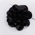 Dettaglio di una spilla a forma di rosa in raso nero fatta a mano con petali a strati - Nero