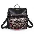 Detailansicht eines schwarzen Lederrucksacks mit Leopardenmuster und buntem Webband - Schwarz & Leopard Braun