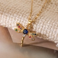 Collana a libellula dorata con pietra blu e cristalli multicolore su sfondo in maglia - Oro/Blu e Pietre Colorate