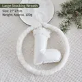 Corona de Navidad de 27cm en piel sintética blanca con colgante de calcetín brillante - Corona de Calcetín Grande