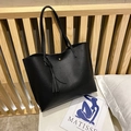 Minimalist black pebbled tote bag with tassel and magnetic closure for women - Black