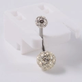 Détail d'un piercing de nombril en acier argenté avec deux boules pavées de cristaux - 1.6x10mm / Style Strass Blanc (9#)