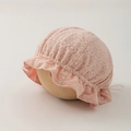 Detailansicht einer rosa Baby-Spitzenhaube mit Blumenstickerei auf Holzständer - 35-46cm 0-12 Monate / Rosa