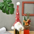 Funda de punto para botella de vino navideña con diseño de gnomo rojo y motivos de renos - Sombrero rojo y gris