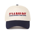 Dettaglio del ricamo 'It's a Bad Day to Be a Hotdog' sul berretto da baseball bicolore - Blu navy