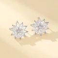 Pendientes elegantes de copo de nieve con circonitas marquise en diseño floral plateado - Pendientes de copo de nieve blanco