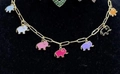 Goldene Halskette mit bunten Emaille-Elefantenanhängern in Pink, Blau und Lila - Elefant Thema