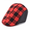 Rood en zwart geblokte platte pet voor heren met lederen bies en een klassieke winterstijl - Rood