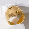 Minimalistischer gehämmerter offener Ring aus 18K vergoldetem Edelstahl auf weißem Stein - Einheitsgröße/Verstellbar / Gold