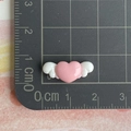 Detalle de corazón de resina rosa con alas blancas sobre base de corte de 2,2 cm - Corazón con Alas / Mini / Rosa Empolvado