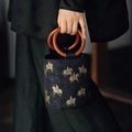 Borsa a secchiello cinese vintage con manici in legno e ricami colorati di cavalli - Borsa a Secchiello con Motivo Cavallo Tang