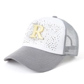 Casquette de baseball grise et blanche avec lettre R en strass, vue de profil - Réglable / Gris clair