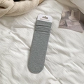 Gekämmte Baumwollsocken in Grau mit gerippten Bündchen auf weißem Stoffgrund - Einheitsgröße / Hellgrau