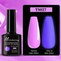 Comparación detallada de gel de uñas rosa fluorescente bajo luz normal y en la oscuridad - Gel Fluorescente Brillante TS027 (Rosa Púrpura)
