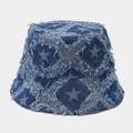 Dettaglio del bordo sfrangiato e della stampa a stella sul cappello in denim - M (56-58cm) / Blu Medio