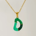 Collana con ciondolo lettera D in smalto verde e finitura dorata - Lettera D