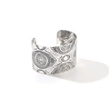 Vintage-Armreif mit ethnischer Gravur und geometrischen Mustern in antikem Silber-Finish - Sonnenglocken-Relief-Stil (YR3480-1)