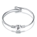 Dettaglio del bracciale a cavo in acciaio argento con cuore inciso con l'iniziale P - Lettera P (Dado P)