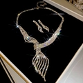 Detalle del conjunto de collar y pendientes de pedrería en una caja de regalo blanca - Collar-Plateado (Conjunto de 2 piezas) / Plateado