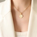 Goldene Kette mit Buchstabe K auf weißem Muschel-Anhänger, am Model gezeigt - Buchstabe K (RP014)