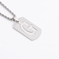 Gros plan du collier hip-hop argenté avec pendentif militaire en lettre G ajourée - Lettre G / Argent