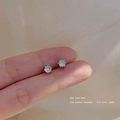 Gros plan sur les boucles d'oreilles en zircone avec sertissage à six griffes argentées - 4mm / Argenté