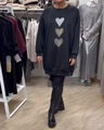 Détail de trois cœurs imprimés sur une robe sweat-shirt noire à manches longues - S / Robes / Noir