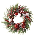 Couronne de Noël avec aiguilles de pin, baies rouges, pommes de pin et cloches sur fond blanc - H646/50 Couronne de Noël