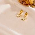 Goldene Schmetterling Ohrringe mit Perlmutt-Inlay auf elegantem Seidenstoffhintergrund - Schmetterling Ohrringe Hoops (G606)