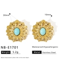 Dettaglio di orecchini a fiore dorati con pietra turchese e dimensioni reali - Stile Turchese Girasole Oro (NB-E1701)