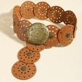 Dettaglio cintura in pelle marrone con cerchi metallici traforati e fibbia floreale a sbalzo - Cammello Bronzo Antico Stile A