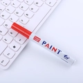 Rotulador de pintura roja de 2,8 mm colocado sobre un teclado de ordenador blanco - Rojo